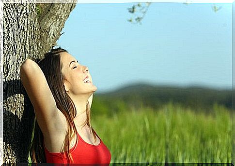 Happy-woman-enjoying-the-loneliness