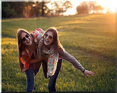 Amigas-sonriendo-en-el-campo