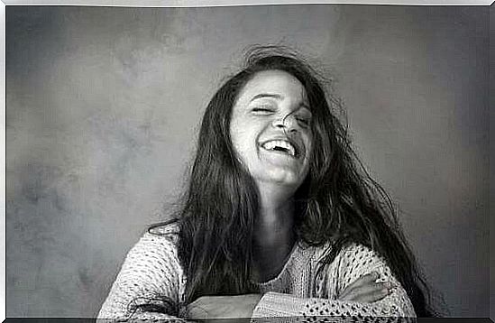 mujer-sonriendo-en-blanco-y-negro