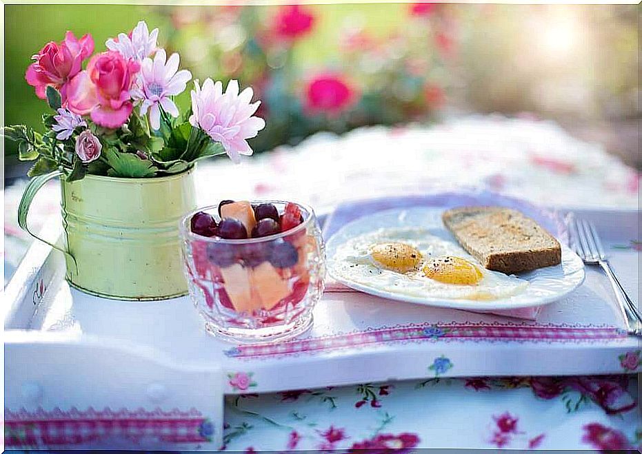 Healthy-breakfast-flowers-on-the-table