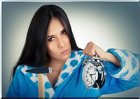 Angry-woman-with-hammer-and-watch