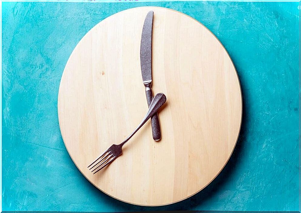 A plate that represents a clock. 